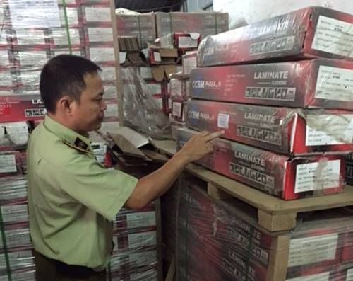 Cán bộ đang kiểm tra lô ván sàn giả