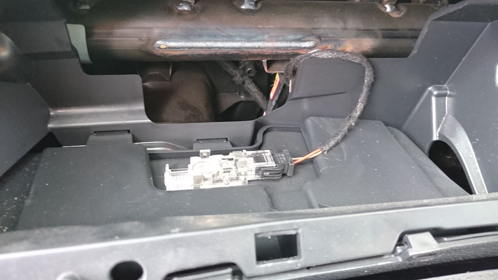 Replacing lower glove box lid Skoda Fabia Mk II (20072014) BRISKODA