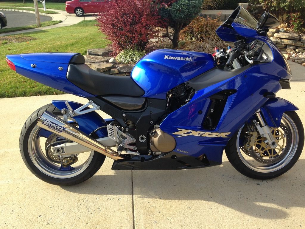Genuine Kawasaki service manual. USB drive with custom power commander fuel map. OE exhaust pipe. OE blinkers. OE Reflectors OE chain guard